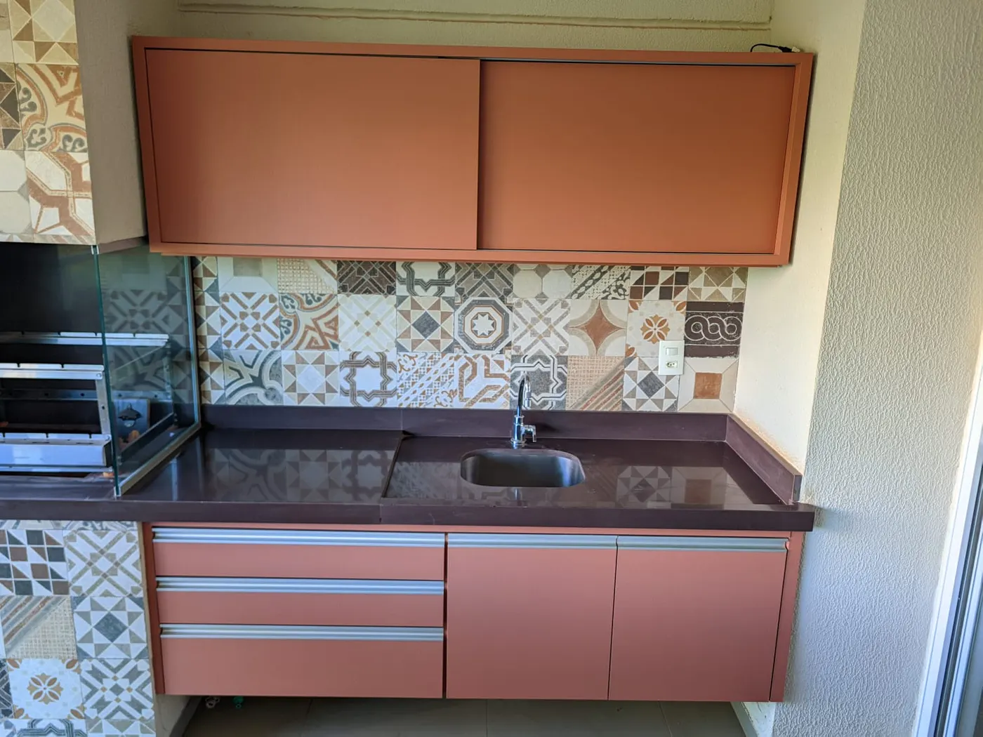 Depois: cozinha gourmet com armários envelopados em terracota pela H-Prime