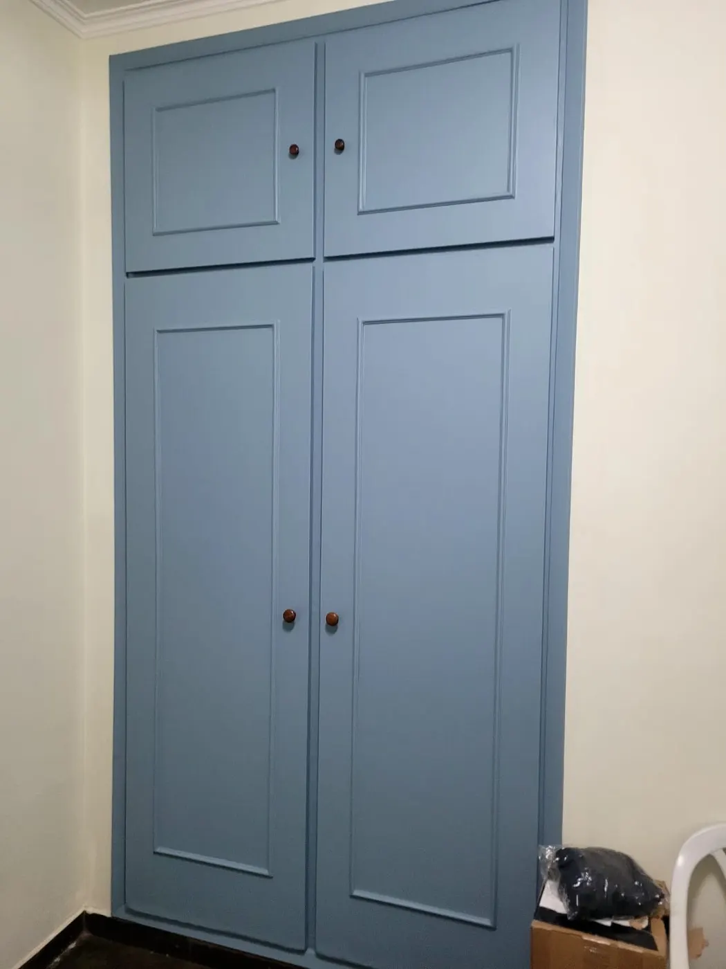 Armário embutido envelopado em azul acinzentado pela H-Prime